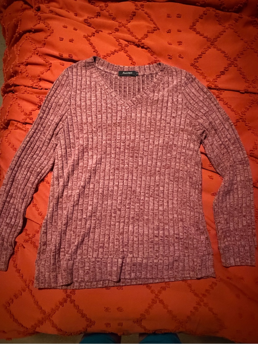 Avenue Ribbed V-Neck Sweater in a light burgundy/pink
